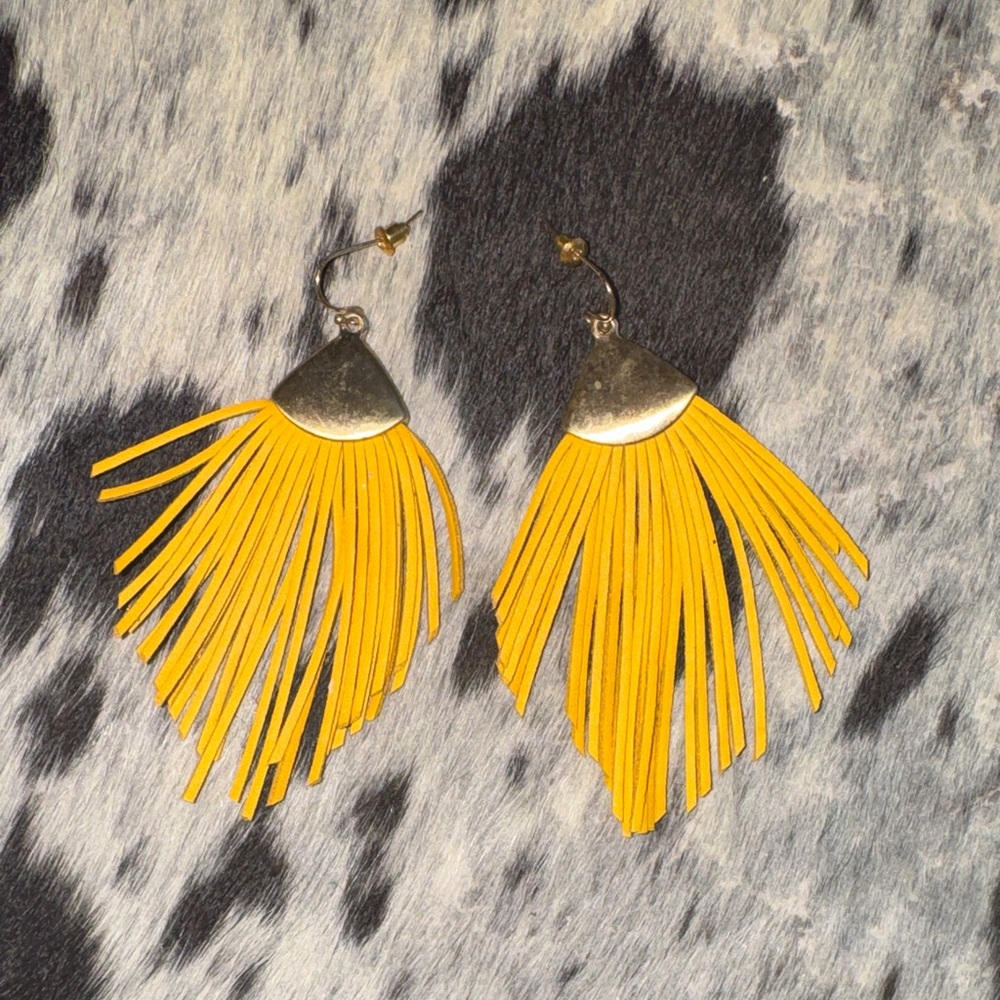 Yellow fringe with gold earrings
